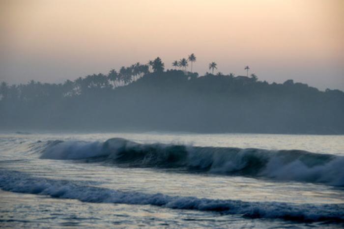 Унесенных в океан российских туристов спасли военные моряки