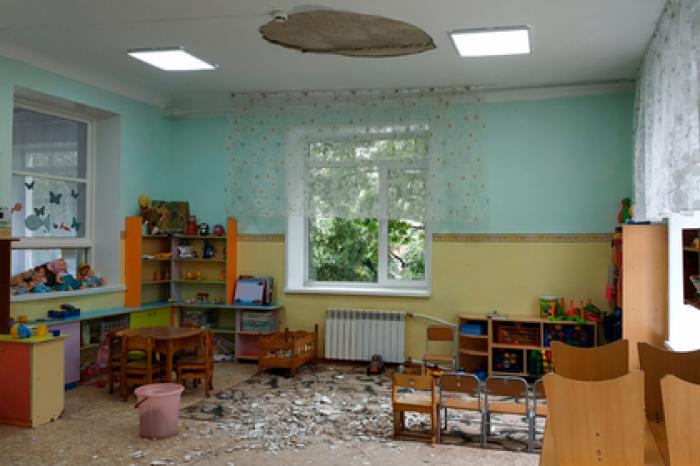 Упавшая с потолка штукатурка в российском детском саду покалечила трех детей