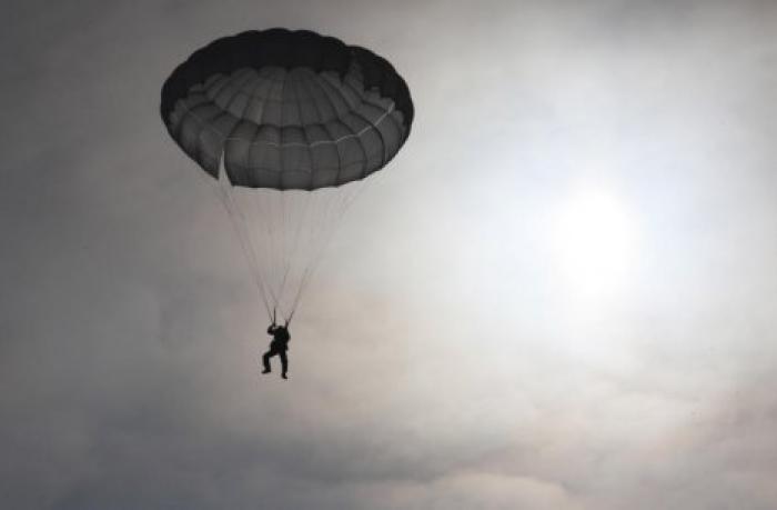 В Канаде парашютистка выжила после падения с полуторакилометровой высоты
