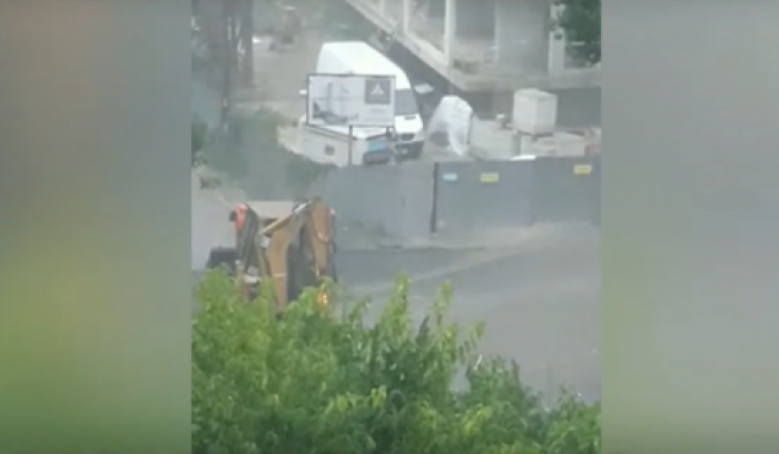 В Кишиневе дорожники укладывали асфальт в дождь