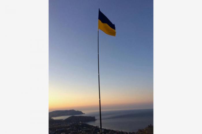 В Крыму подняли украинский флаг