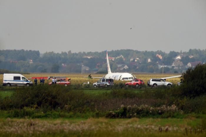 Власти Подмосковья помогли эвакуировать пассажиров севшего на поле самолета