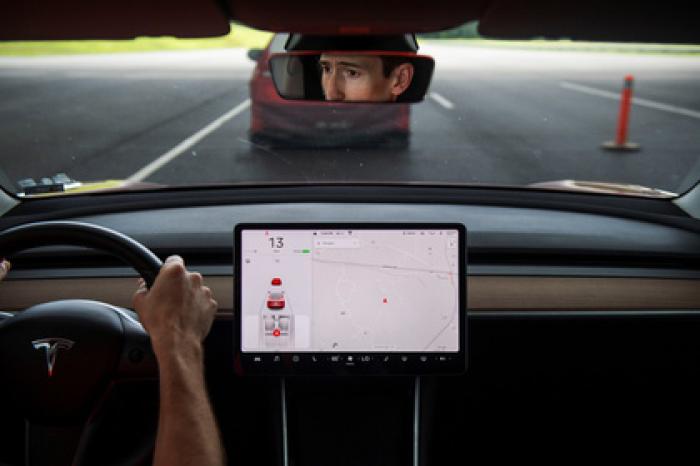 Водитель загоревшейся на МКАД Tesla рассказал подробности аварии
