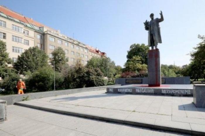 В Праге облили красной краской памятник советскому маршалу