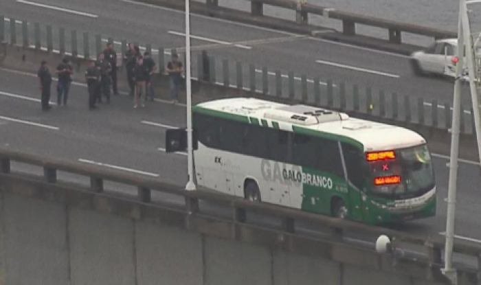 В Рио де Жанейро вооруженный мужчина захватил автобус и угрожает сжечь 37 заложников