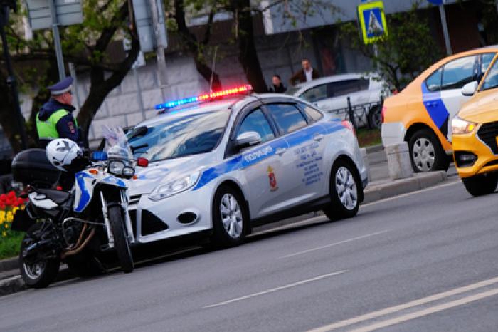 В центре Москвы такси столкнулось с полицейской машиной