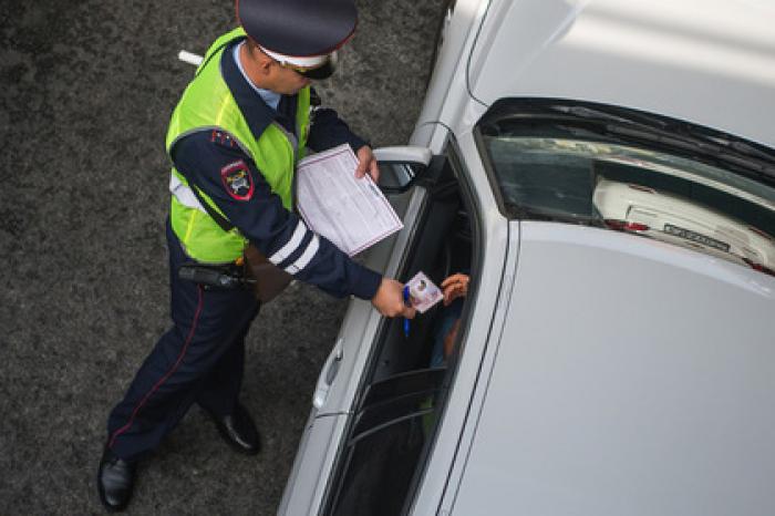 Задержанный за пьяную езду россиянин попытался съесть свои права