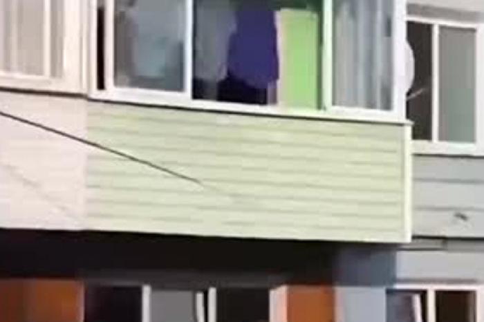 Житель затопленного российского города устроил рыбалку с балкона