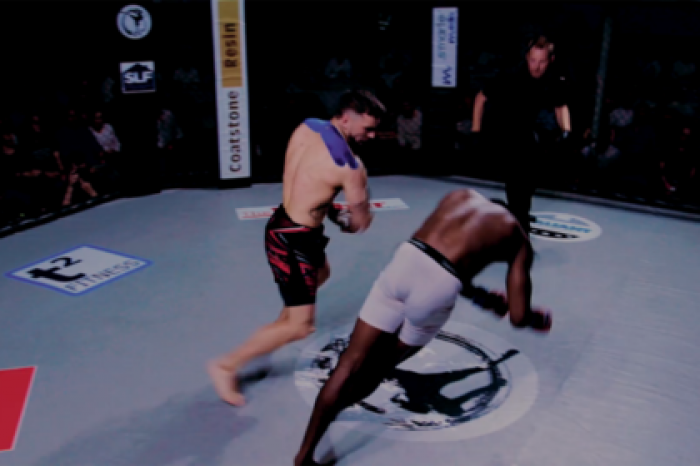 Боец MMA нокаутировал соперника за три секунды