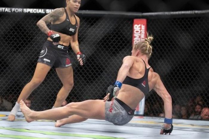 Чемпионку UFC задел материал российского издания о трансгендерах