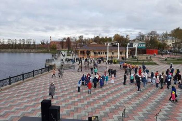 Глава Минстроя открыл обновленную набережную на Урале