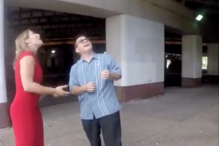 Голубь нагадил на рассуждающего о птичьем помете чиновника во время интервью