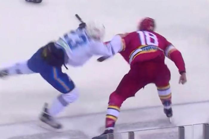 Игрок КХЛ уложил соперника на лед за несколько секунд
