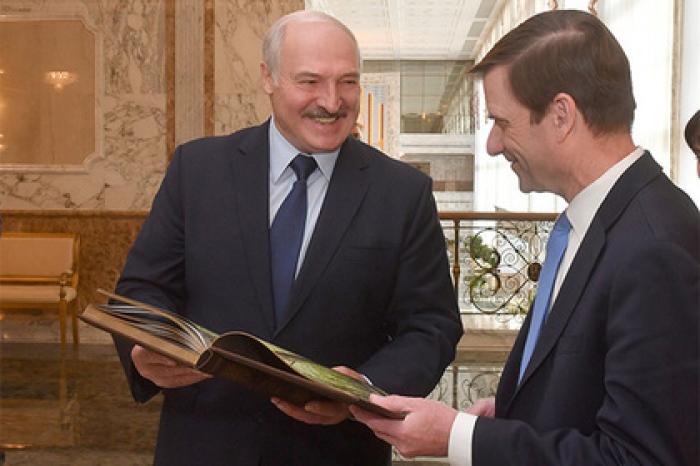 Лукашенко пообещал отвезти замгоссекретаря США в лес