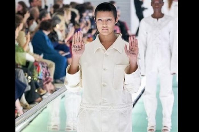 Модель устроила протест на подиуме из-за «смирительных рубашек» Gucci