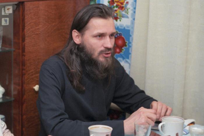 Обвиненного в изнасиловании детей священника лишили опекунства над ними