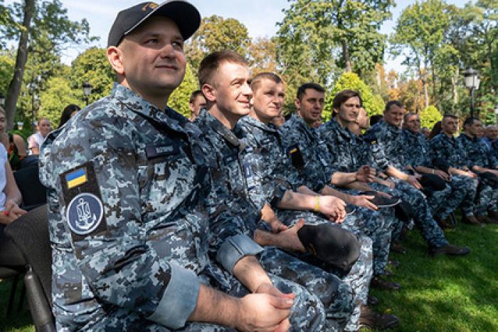 Освобожденных украинских моряков допросили по делу о госизмене Порошенко