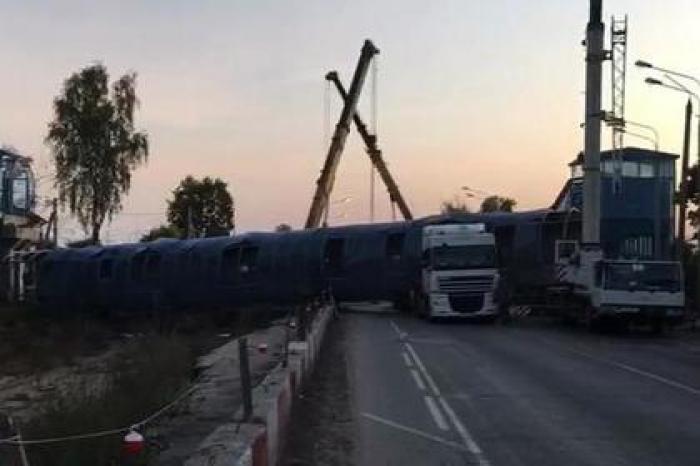Пешеходный мост рухнул и заблокировал трассу в Подмосковье