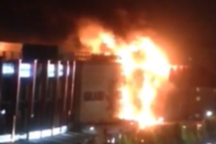 Появилось видео пожара в торговом центре «Гранд парк» в Грозном