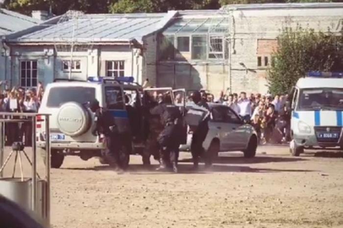 Появление ОМОНа на школьной линейке объяснили