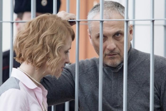Приговоренному к 13 годам колонии экс-главе Сахалина отменили арест