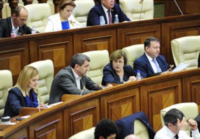 PROCURORUL GENERAL A SOLICITAT PARLAMENTULUI SĂ RIDICE IMUNITATEA ALTOR DOI DEPUTAŢI