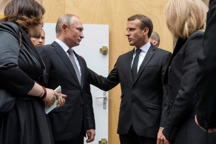 Путин и Макрон кратко пообщались после панихиды по Шираку