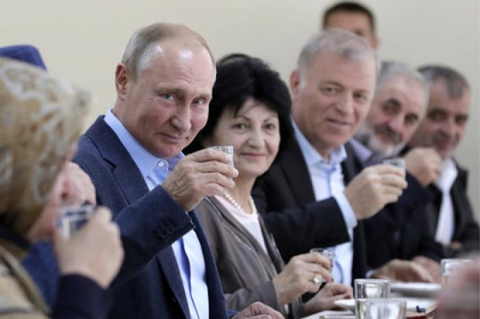 Путин выполнил обещание и выпил рюмку водки с ополченцами в Дагестане