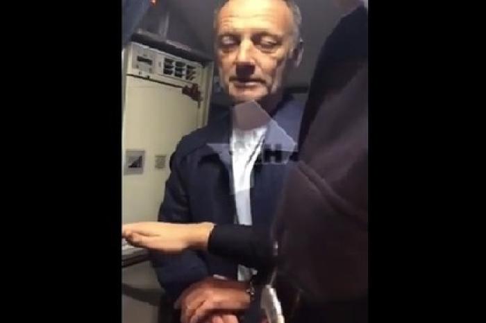 Пьяный российский бизнесмен устроил дебош в самолете и попал на видео