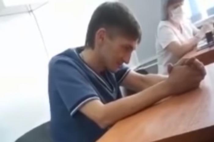 Пьяный российский врач прописал ребенку мазать гипс мазью и был уволен