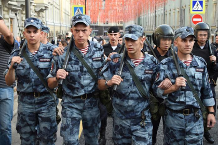 Росгвардейцев захотели обязать представляться гражданам