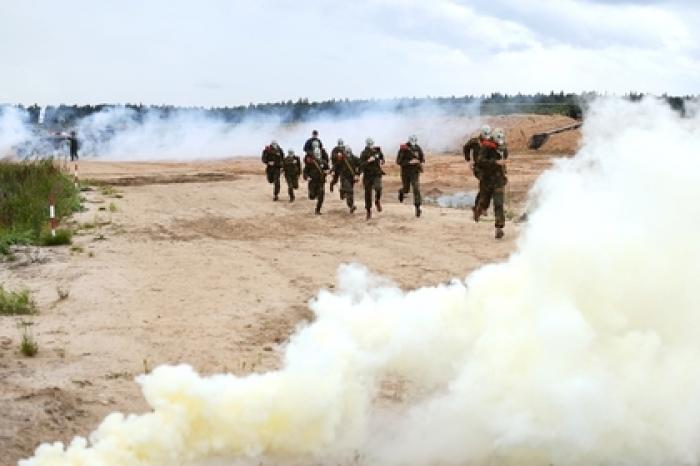 Российские артиллеристы стреляли и случайно задели село