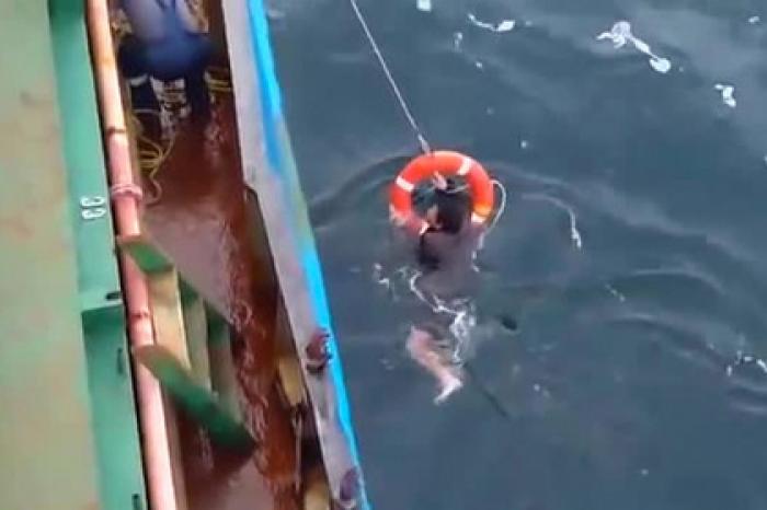 Российские моряки сняли на видео спасение рыбака из Северной Кореи
