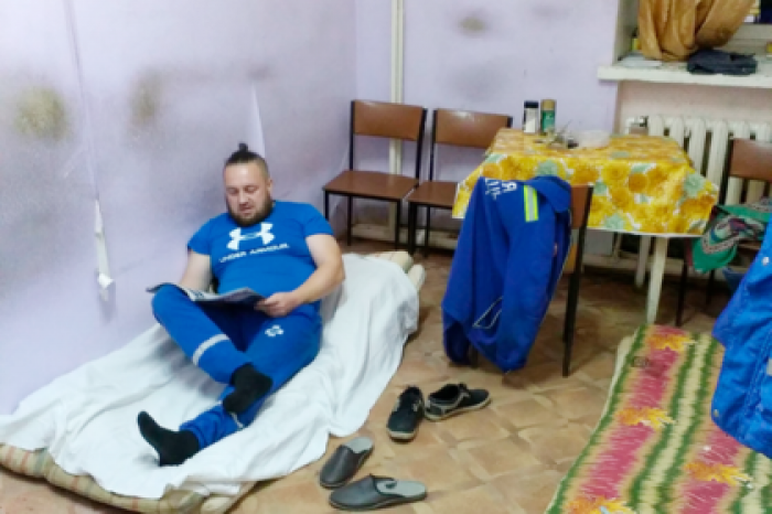 Российским врачам скорой помощи предложили отдыхать на грязных матрасах