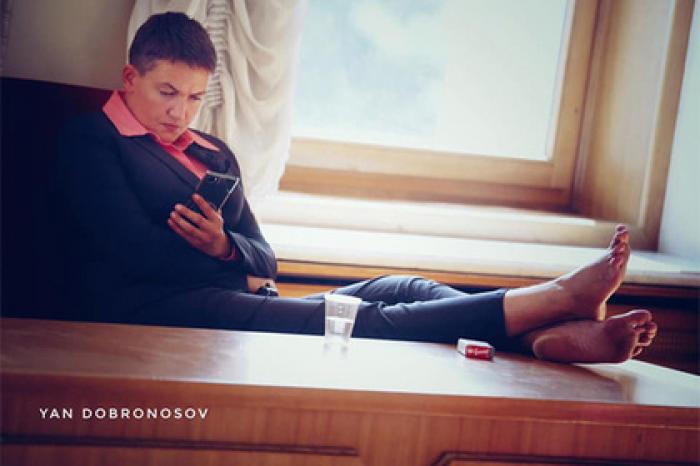 Савченко пришла в Раду и закинула ноги на стол