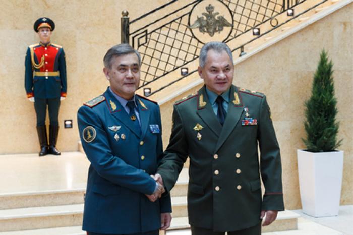 Шойгу обсудил сотрудничество с министром обороны Казахстана