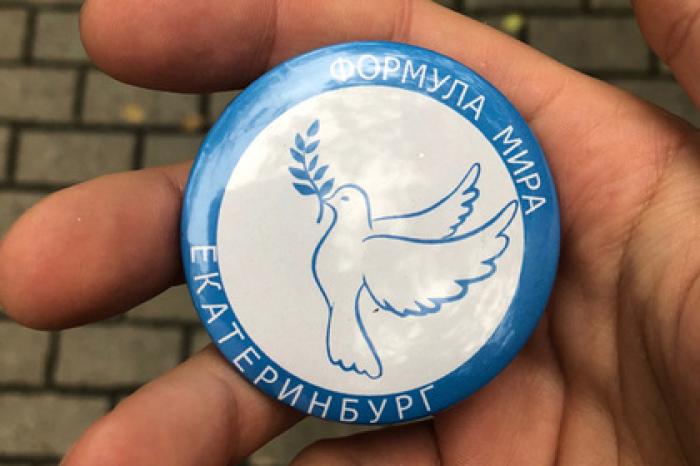 Студентам объявившего войну геям российского вуза раздали значки с «голубками»