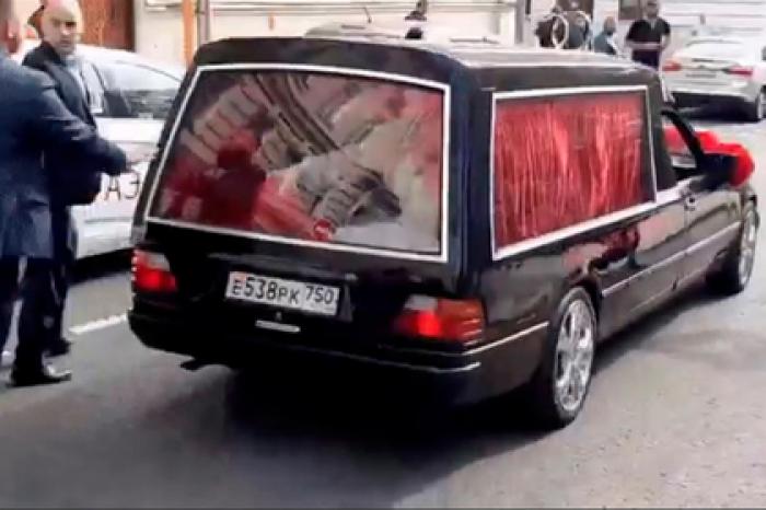 Свадебный катафалк Собчак и Богомолова заинтересовал ГИБДД