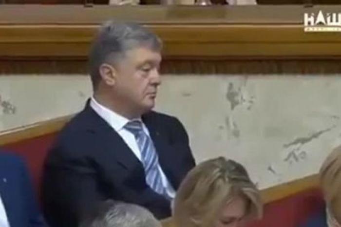 Украинцы высмеяли уснувшего на заседании Рады Порошенко