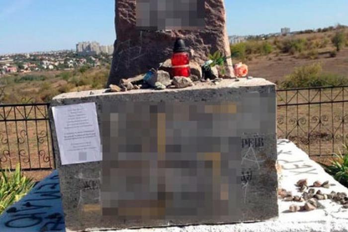 Вандалы осквернили памятник евреям и оставили записку Зеленскому