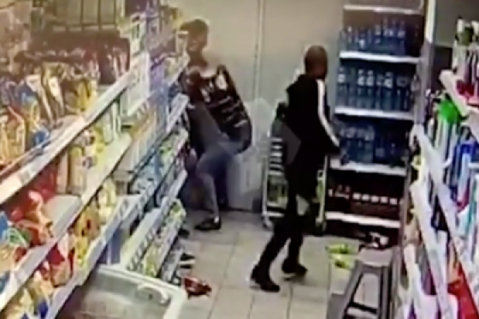 Вооруженная битами и ножами толпа мужчин избила сотрудника российского магазина