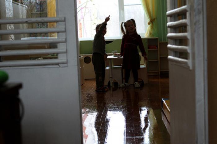 В России девочку с деформацией черепа отказались принимать в детский сад