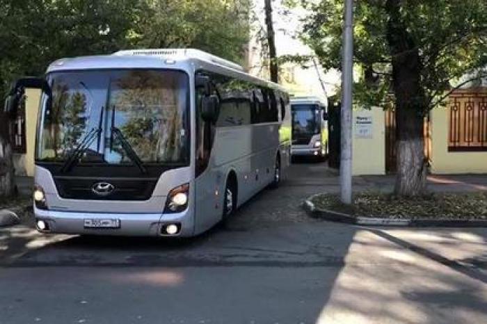Выезжающие из СИЗО «Лефортово» автобусы с украинскими пленными попали на видео