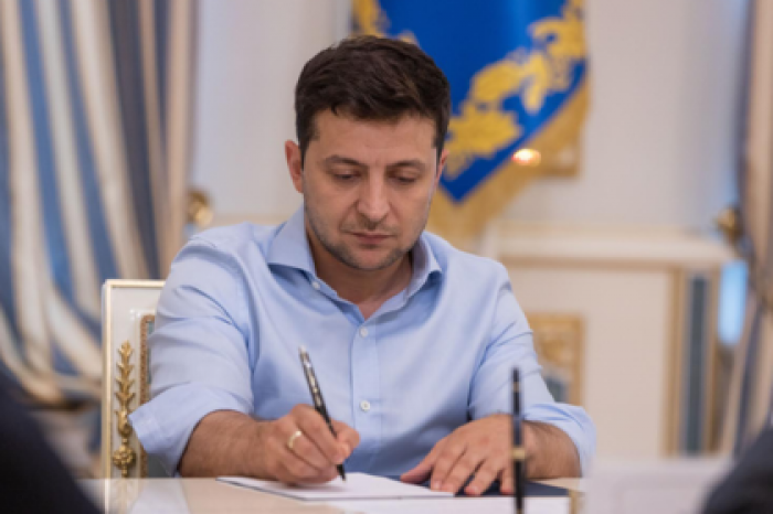 Зеленский подписал закон об отмене депутатской неприкосновенности