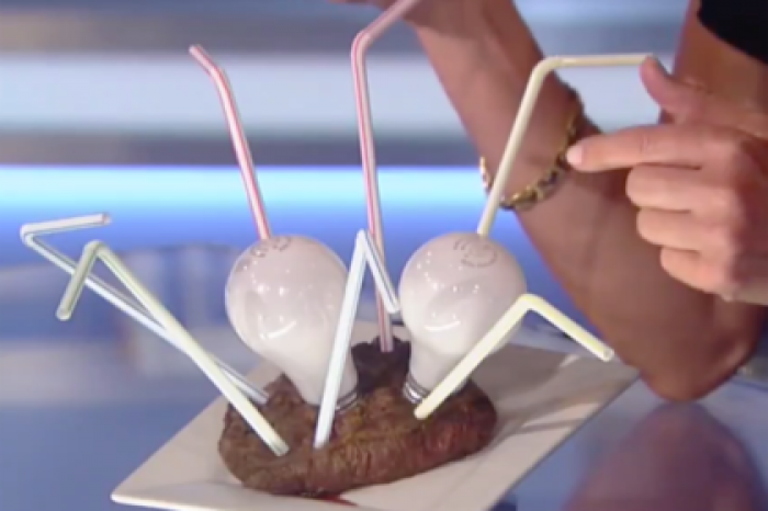 Журналистка попыталась высосать стейк через трубочку и осталась довольна