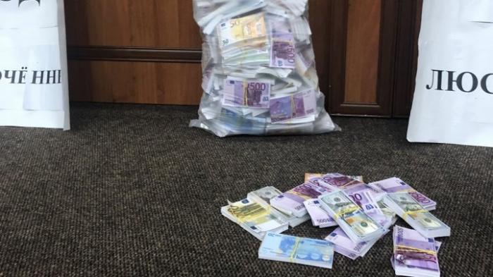 Активист Павел Григорчук явился к судьям с мешком фальшивых денег (ФОТО)