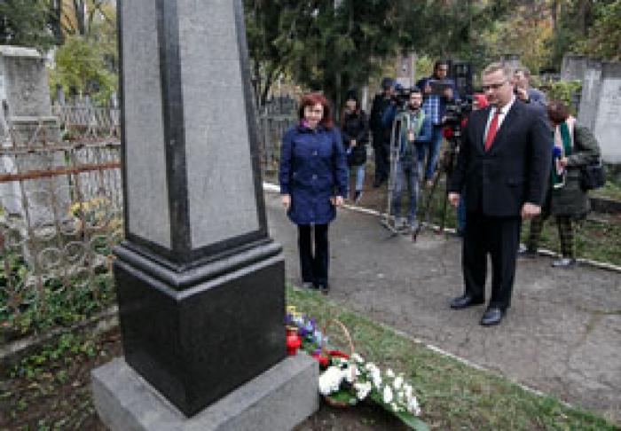 AMBASADA POLONIEI A ÎNCHEIAT O NOUĂ ETAPĂ A LUCRĂRILOR DE RESTAURARE A PIETRELOR FUNERARE ÎN CHIŞINĂU