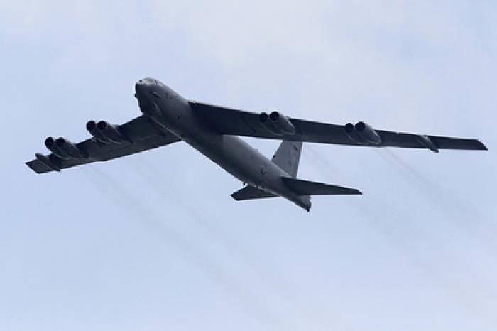 Американский самолет потерял часть двигателя после полета к границам России