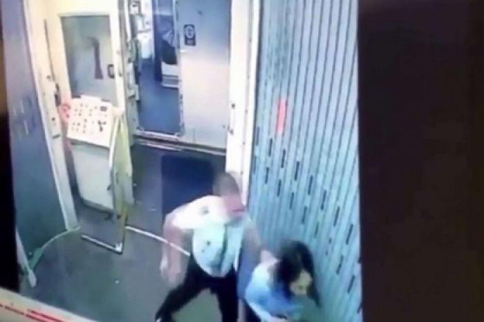 Драка пилота и стюардессы в самолете попала на видео