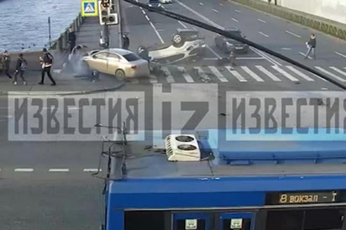 Два автомобиля столкнулись и на полном ходу влетели в толпу россиян
